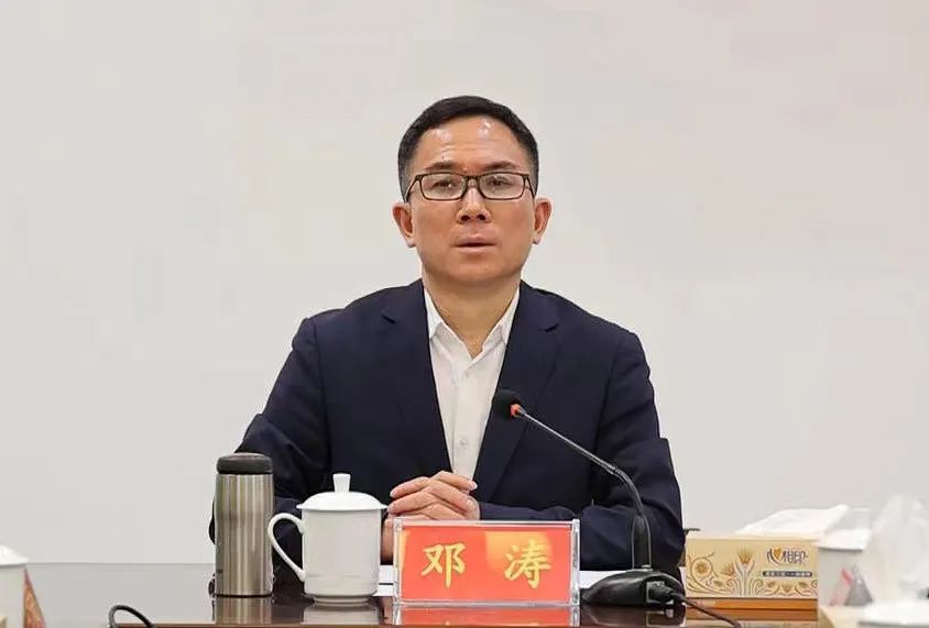 邓涛主持召开2023年第7次县委常委会会议1.jpg